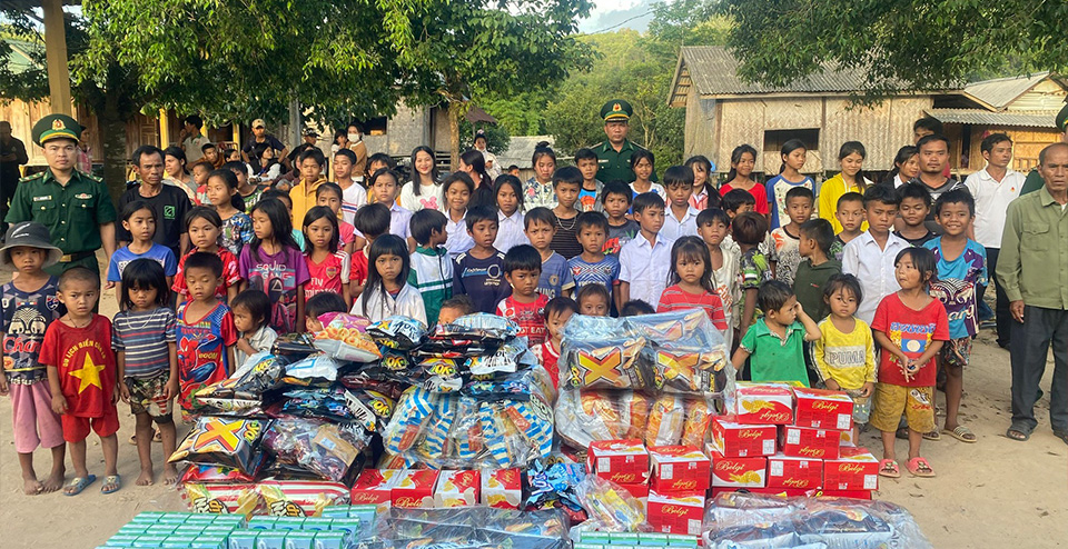 Hình ảnh đội ngũ chuyên gia công nghệ của KL99 đang làm việc, thể hiện sự chuyên nghiệp và hiện đại.